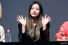 181202 서울 동자아트홀 팬사인회 EXID 솔지 직찍 | Jewelry, Lovers
