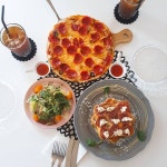 이제보니 완전 페퍼로니 파티잖아(⌯˃̶᷄ ⁻̫ ˂̶᷄⌯) #니나블라썸 #페퍼로니피자 #허니햄치즈브레드 | Food, Breakfast, Waffles