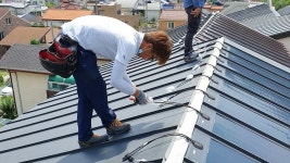 징크 일체형 태양광 설치. 김해시 관동동. - 2023 | 작은 집, 자연 친화적 건축, 건축 자재