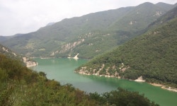 배내계곡에서 바라본 밀양댐방향의 물길과 병풍처럼 쳐진 산들...  [120901] | 강, 바다