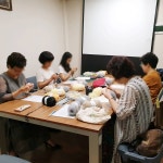 [뜨개봉사모임 - 소뜨락] ㆍ  #굴비 #굴비수세미  오늘도 열일하시는 뜨개 봉사 선생님들~^^ 굴비에 흠뻑 빠지신듯... 