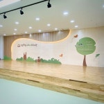 礼堂_Apple Tree L08 - Revo Eye - 2022 | 사과 나무, 목공예 지그, 어린이집 게시판