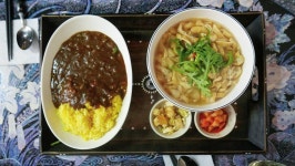 카레가 짜고 매워서 유부우동이랑 같이 시켜야 밸런스가 맞는다.  #연남 #히메지 #카레라이스 #카레 #유부우동 #우동 #냠냠 | 카레라이스, 점심