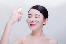 젊고 아름다운 관리 피부 물에 젖은 피부 관리 보습 스킨 로션 피부 보호 제품 젊은 사람이 제스처 메이크업 미 미 미 청년 청춘 아름다운 젊은... 