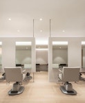 COM.SER SHOP DESIGNS에 있는 Van-Anh Vu님의 핀 - 2023 | 살롱 인테리어, 인테리어, 미용실
