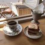 요번 주중동안 판매할 오후의간식☕️🍓 (₩4,000) 피넛버터랑 딸기잼을 바른 식빵 한 조각과 커피 | Pretty breakfast, Coffee... 