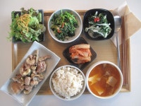 11월6일 목요일 그때그때밥상 입니다  잘익은 김치로 끓인 돼지고기 듬뿍 김치찌개,영양까지 생각한 닭다리살 캐슈넛 볶음, 새콤한 파래 무채... 