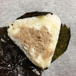 삼각김밥 크기도 보통거보다 조금 더  . . GS25 더 큰 참치마요네즈 삼각김밥 . . GS25에스 참치마요 삼각김밥… | Food, Yummy, Cheese