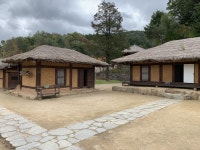 유치하기 위해 급조한 느낌이 팍팍 난다.  그렇지만 그의 문학적 작품의 눈으로 보면 급조마저 애틋하게 느껴진다.  #이효석_생가 #가산_이효석 #봉평