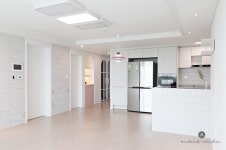 화이트 베이스에 우드와 사랑스러운 핑크포인트:) #포인트인테리어 #인테리어 #수원인테리어 #아치디자인 #주방 #거실 #주방파티션 #장식장... 