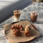 31/카페,진정성 (@jeuni_k) su Instagram: 아, 놀고싶다 #coffeeshop #cafe #drinks #bakery | Aesthetic food, Food, Eat