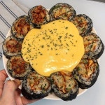 닭발에 주먹밥으로 부족해서 닭발김밥에 치즈 부어버리기👨🏻🍳 닭발이랑 군만두로 김밥말았는데 요거 은근 매력터진다... 