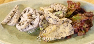 ‘옥이네밥상’의 기본 반찬. 연근·사과·오이 흑임자무침. | Ethnic recipes, Mashed potatoes