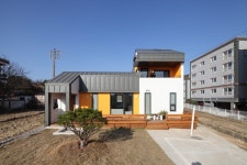 남쪽마당을 향한 정면 | 호미파이 & homify - 2023 | 집 스타일, 야외 장식, 인테리어