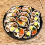 오늘은 대왕 김밥만듬 😍 울 상후가 김밥마는 영상 새언니가 올려서 삘받아서 시작했음 그리도 떡볶이에 어묵탕 ㅋㅋㅋㅋ 김밥3줄로... 