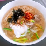 오늘 잔치 국수 해먹었어요 멸치를 아주 푹 우려가지고 대충해먹으니 먹을만해요 볶음김치 없으면 심심했을 잔치국수 한그릇해요  물에 빠진... 
