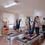 kim )…” - 2020 | 필라테스 Instagram의 제니코치 [ᴊᴇɴɴɪᴇ]님: “⠀⠀⠀ 애정하는 유경쌤이랑 필라테스 듀엣 레슨 🤸... 