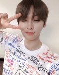 Stray Kids (스트레이 키즈) Instagram Update “밋앤그릿~~ 스테이한테 선물받아다아ㅏ아아ㅏㅇ아ㅏㅏ 잘 보관해놓을게요... 