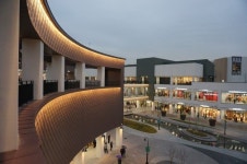 김포 현대 아울렛♪ 나들이가기 좋아요!! (오프라벨 매장구경) | Facade lighting, Illuminated architecture, Light architecture
