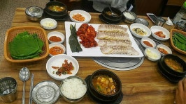 오늘의 점심은 보쌈정식!- #보쌈 #된장찌개 #보쌈김치 #목요일 #회사 #일상 #점심 #교대... | Table