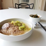 Instagram의 콩마리님: “늦은 점심 #냉면맛있게먹는법#오후2시#더운베란다에서#얼음5개동동#괜찮다#순리대로#calmradio#문도방#콩마리... 