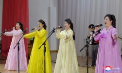 농업근로자들과 농근맹원들의 경축공연 진행 -사동구역 장천남새전문협동농장에서-