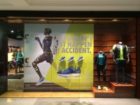 WINDOW DISPLAY RETAIL STORES ideas | window display retail, retail design, store design | 디스플레이 디자인, 디스플레이, 스포츠
