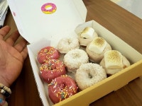 어제 한남동서 사온 mini donuts 달달 맛있!!! 당으로 오늘 하루 power UP . #올드페리도넛 #도넛 #도너츠 #튜브라떼 #라떼... 