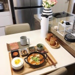 돼지고기 듬뿍 넣어 김치찌개 끓여서 혼밥했어요😊 아침은 보통 간단히 빵 먹는데 오늘은 찌개에 밥 먹었더니 든든하네요😚 모두 불금 보내셔요... 