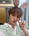 Lee Know Instagram update 220423 ; stray kids selca | 리노, 이민호, 토끼
