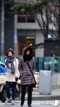 [뉴스1 제공 ] (서울=뉴스1) 이명근, 허경, 방인권 기자 = 서울이 영하 4도까지 내려가는 등 전국이 영하의 강추위를 보인 9일 오전 서울 종로거리에... 