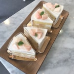 이미지: 사람 1명 | 카페 음식, 식품 아이디어, 음식 음료