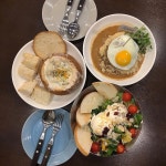 발길 닿는 대로 들어간거 진짜 오랜만이다..! 이름은 미쿡식당인데 미쿡느낌보다 코리아 느낌 물씬 ~~ 맛은 무난무난 . .… | 식품 아이디어, 음식... 