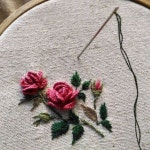 여름을 알리는 장미 자수 - 월든문화센터 프랑스자수 수업 : 네이버 블로그 - 2020 | 하덴거 자수, 손 자수 디자인, 손 자수 꽃
