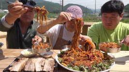 새콤한 막국수와 쫄깃한 수육 [[막국수&수육(Spicy Buckwheat Noodles&Boiled Pork Slices)]] 요... | Food, Eat, Mukbang