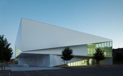 순수한 도형의 레이어 사이로 열린 내부 공간은 도시와의 호흡을 위한 오픈 디자인으로 디자인 됨과 동시에 빛의 움직임에따... 