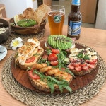 모듬샌드위치와 아보쉬림프샐러드 🥑🍤🌱🍌🍗 (건강한 음식으로 하루를 시작해보세요) *사진은 @cafe.ing 카페갈래에서... 