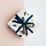 선물 포장에 있는 봄의 왈츠님의 핀 | 선물 포장