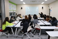 Watch the Best YouTube Videos Online -  안산시사플러스 새로운... 화기애애했던 안산미디어라이브러리에서의 초급영어회화반... 