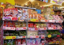 도쿄에서 쇼핑한다면 돈키호테를 빼놓을 수 없다. 가게 안에는 화장품... 이번 신주쿠 점 취재를 통해 이곳 돈키호테 신주쿠점에서는 과연 어떤... 