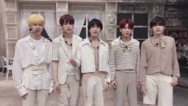 TXT OFFICIAL on Twitter: [#오늘의TXT] 200518 #투모로우바이투게더 #세계가_불타버린_밤_우린 모아가 보고싶었어요... 