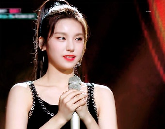 데뷔전엔 청순하고 귀여웠던 ITZY(있지) 예지 데뷔전.gif - 스퀘어 카테고리 | 레오나르도 디카프리오, 유명인, 바비