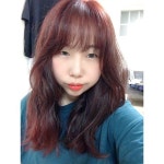 1년만에 레드머리로 돌아왔는데 우리 쫑쫑희가 탈색없이도 이쁜컬러로 입혀줌 잔머리애교머리까지 파마도 잘해 염색도 잘해 커트까지 완벽해... 