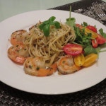 Shrimp Pesto Pasta. 오늘저녘은 낮에만든 바질 페스토를 이용해 만든 새우 페스토 알라 올리 입니다 *요리법 -팬에 올리브기름을 넣고 양파와... 