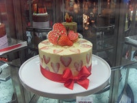 패션파이브 Passion5 Valentine day cake at 이태원 Itaewon Hannam-dong. Relished wines&chocolate cube testing with kind...