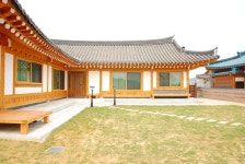 한국의 미를 담은 집. 현대식 한옥 프로젝트 모아 보기 | 집 스타일, 집, 전통 주택