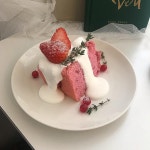 _빵떠기 on Instagram: “#후암동#아베크엘#딸기쉬폰 . 이쁜 딸기맛🍓 . #빵떠기_용산” | 음식, 음식 사진, 디저트