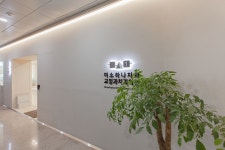 온화함이 가득한 미소하나교정치과 - 디자인투플라이 - 2022 | 인테리어, 인테리어 디자인, 아파트 인테리어