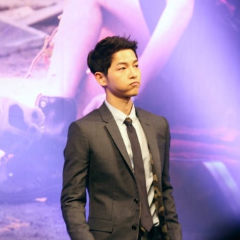 “#SongJoongki #송중기 #descendantsofthesun #태양의후예 #premierepressconference #제작발표회 #photo”