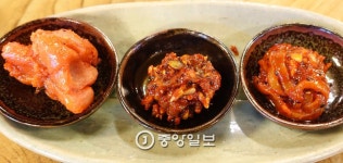 [이택희의 맛따라기] 동해·설악의 맛 한 그릇에 … 속초 아바이마을 ‘옥이네밥상’ 생선찜 | 반찬, 생선 구이